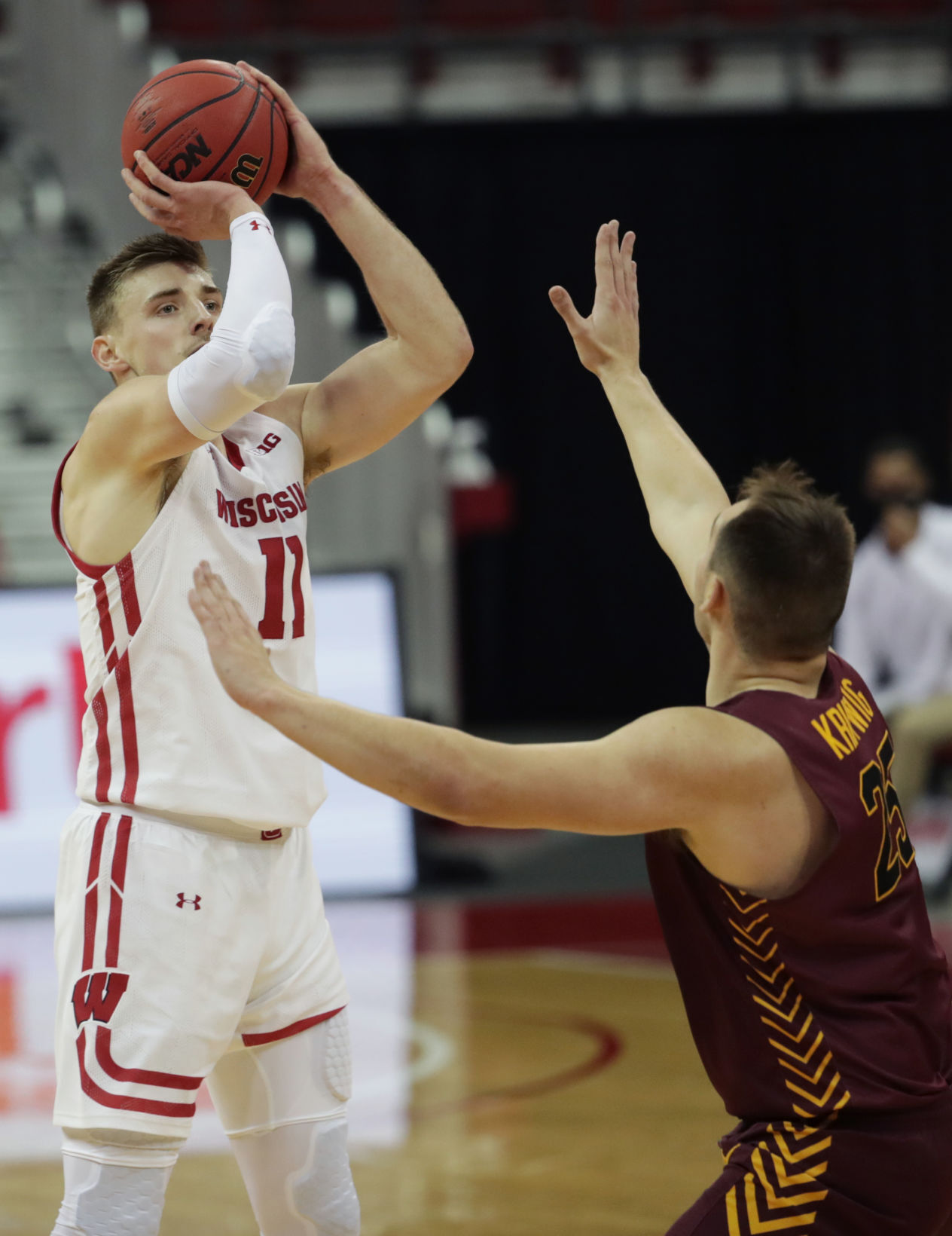 UW 77, Loyola Chicago 63